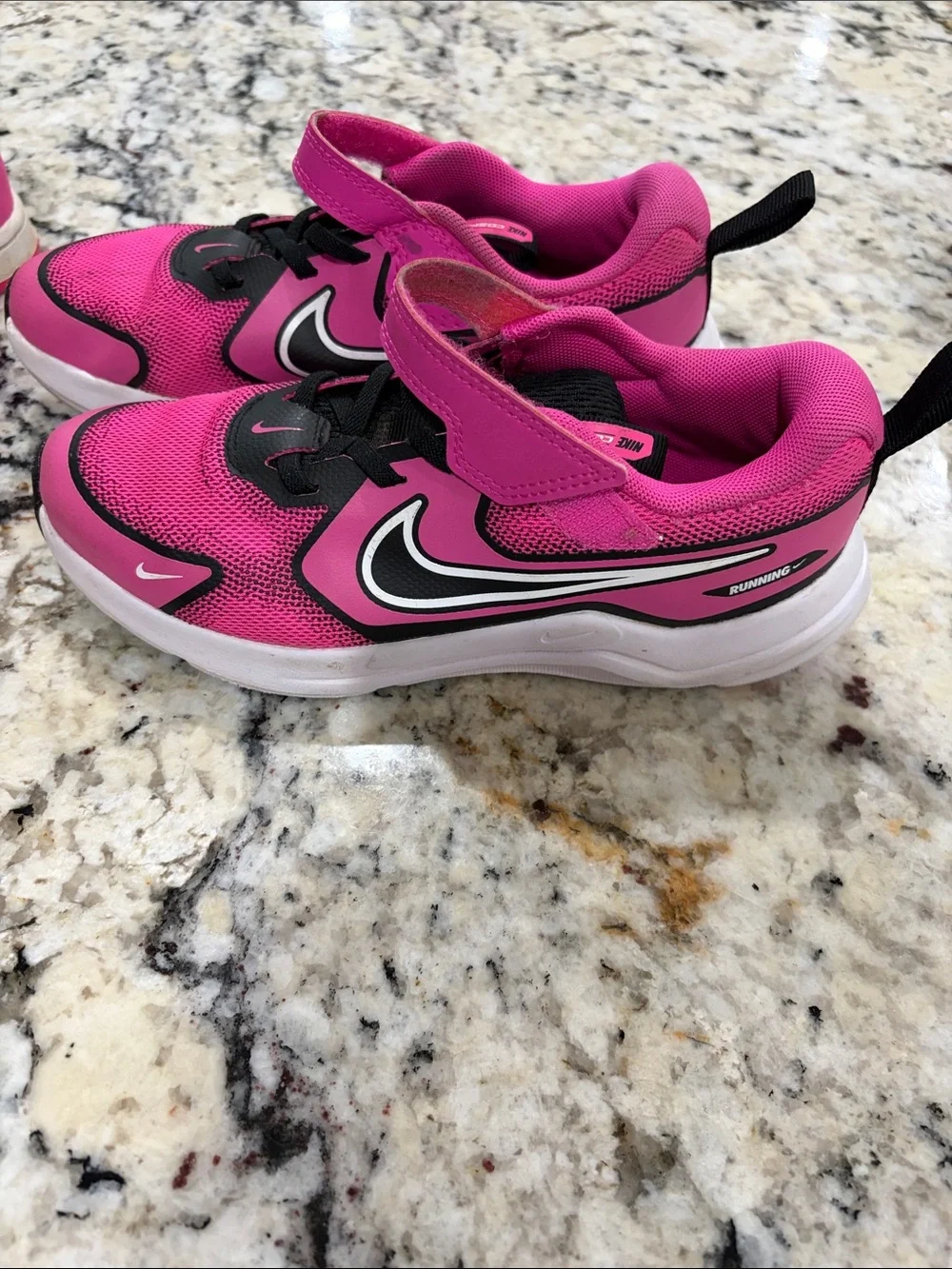 Nike Sz2 Cosmic Runner Kids Pink and Black Athletic Sneakers